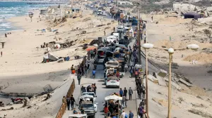 Palestinians, who were displaced to the southern part of Gaza at Israel's order during the war, make their way along a road as they return to the north, amid a ceasefire between Israel and Hamas in Gaza, in the central Gaza Strip, October 12, 2025. REUTERS/Mahmoud Issa/Mahmoud Issa