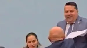 Dončić gađao stevandića papirima/Screenshot/Screenshot