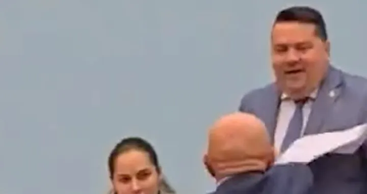 Dončić gađao stevandića papirima/Screenshot/Screenshot