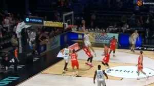 Kamenjaš brutalno zakucao preko igrača Crvene zvezde (FOTO: Screenshot)/Foto: 