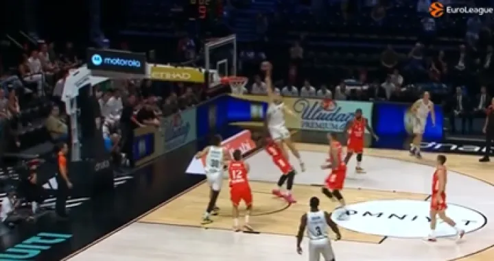 Kamenjaš brutalno zakucao preko igrača Crvene zvezde (FOTO: Screenshot)/Foto: 