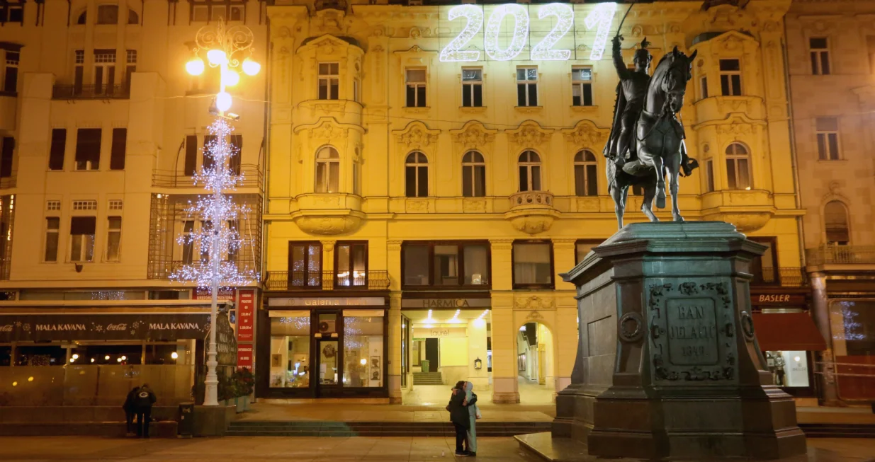 Zagreb, Hrvatska, 01. siječnja 2021:Nova godina u zagrebu dočekana je bez uobičajenih okupljanja, na Trgu bana Jelačića ponoć je proslavilo nekoliko skupina ljudi, velikim dijelom stranih turista (Stipe Majic - Anadolu Agency)/Stipe Majic