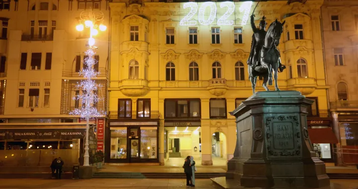 Zagreb, Hrvatska, 01. siječnja 2021:Nova godina u zagrebu dočekana je bez uobičajenih okupljanja, na Trgu bana Jelačića ponoć je proslavilo nekoliko skupina ljudi, velikim dijelom stranih turista (Stipe Majic - Anadolu Agency)/Stipe Majic