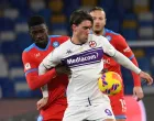 epa09683412 Fiorentina's forward Dusan Vlahovic and Napoli's defender Axel Tuanzebe in action during the Italy Cup round of 16 match between SSC Napoli and ACF Fiorentina at the Diego Armando Maradona stadium in Naples, Italy, 13 January 2022. EPA/CIRO FUSCO/Foto: Ciro Fusco