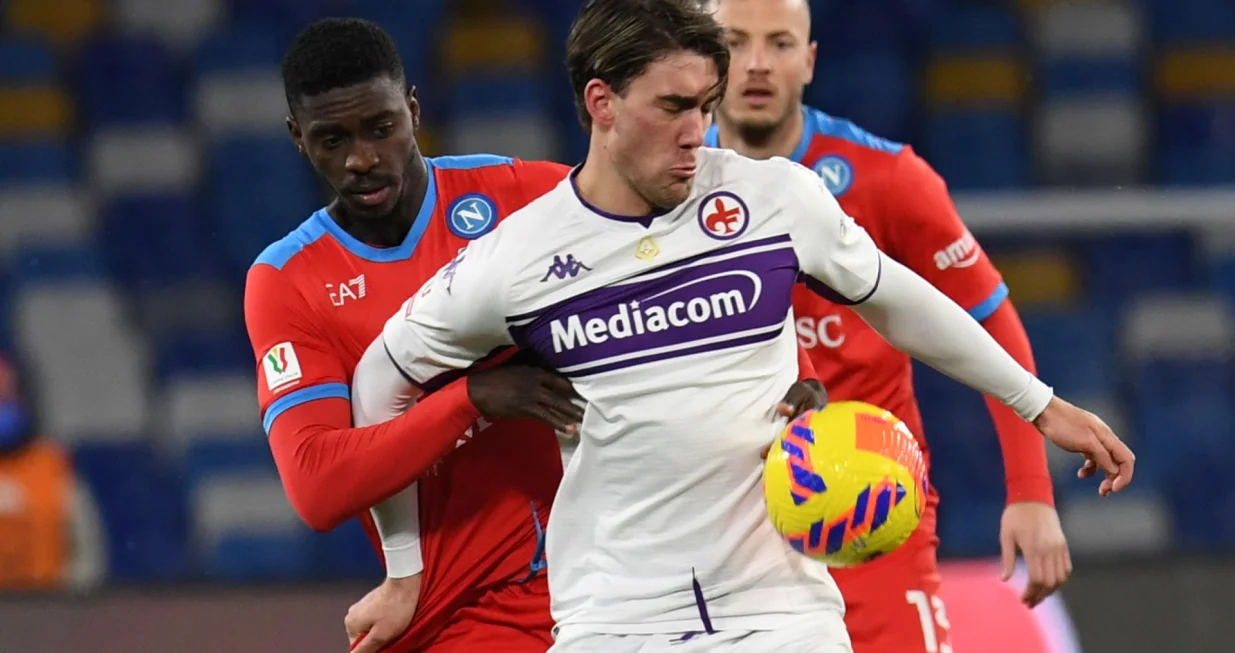 epa09683412 Fiorentina's forward Dusan Vlahovic and Napoli's defender Axel Tuanzebe in action during the Italy Cup round of 16 match between SSC Napoli and ACF Fiorentina at the Diego Armando Maradona stadium in Naples, Italy, 13 January 2022. EPA/CIRO FUSCO/Foto: Ciro Fusco
