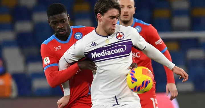 epa09683412 Fiorentina's forward Dusan Vlahovic and Napoli's defender Axel Tuanzebe in action during the Italy Cup round of 16 match between SSC Napoli and ACF Fiorentina at the Diego Armando Maradona stadium in Naples, Italy, 13 January 2022. EPA/CIRO FUSCO/Foto: Ciro Fusco