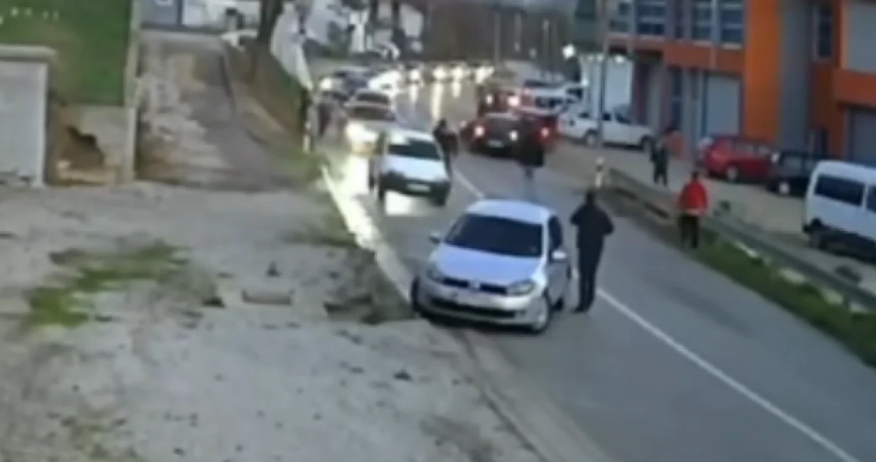 Haos kod Velike Kladuše: nakon sudara autom nasrnuo na ljude, sve snimljeno/Screenshot