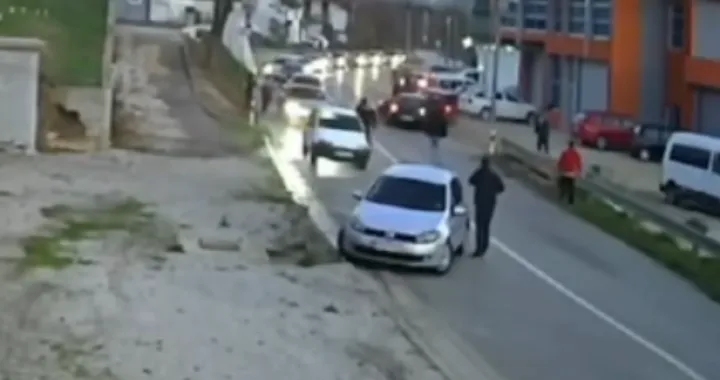 Haos kod Velike Kladuše: nakon sudara autom nasrnuo na ljude, sve snimljeno/Screenshot