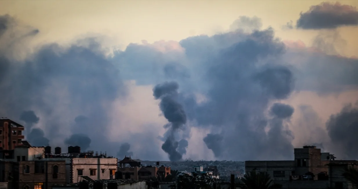 Najmanje sedmero Palestinaca je ubijeno, a više je ranjenih u izraelskim zračnim napadima u centralnom dijelu Pojasa Gaze u nedjelju, uprkos sporazumu o prekidu vatre s Hamasom, rekli su medicinski izvori.Meta napada bili su i istočni dijelovi Khan Yunisa na jugu Pojasa Gaze, iznad kojeg se dižu veliki oblaci dima./Ali Jadallah