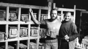 3- MEĐU SPISIMA DREVNIH ZNANJA: Ahmed Bosnic sa lamom iz lamaserije Sakija u biblioteci u kojoj je pohranjeno 80.00 knjiga/