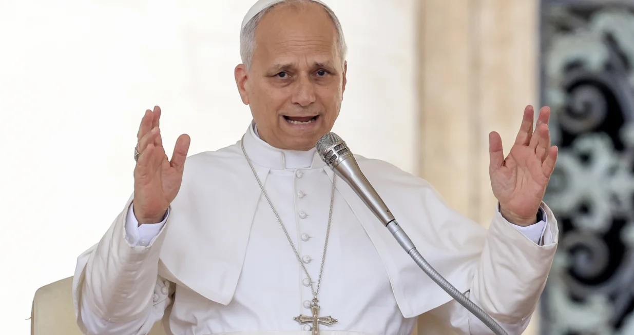 VATIKAN, 17. SEPTEMBAR: Papa Lav XIV pozdravlja vjernike po dolasku na svoju sedmičnu opću audijenciju na Trgu Svetog Petra u Vatikanu, 17. septembra 2025. (Riccardo De Luca - Anadolu Agency)/