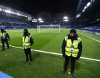 epa09668368 Stewards line up in front of the pitch ahead of the English Carabao Cup semi final, 1st leg match between Chelsea FC and Tottenham Hotspur in London, Britain, 05 January 2022. EPA/ANDY RAIN EDITORIAL USE ONLY. No use with unauthorized audio, video, data, fixture lists, club/league logos or 'live' services. Online in-match use limited to 120 images, no video emulation. No use in betting, games or single club/league/player publications/Foto: Andy Rain