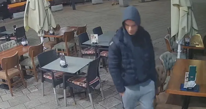 Mladić snimljen kako krade igračku/Crna Hronika