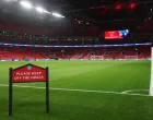 Soccer Football - World Cup - UEFA Qualifiers - Group K - England v Serbia - Wembley Stadium, London, Britain - November 13, 2025 A keep of the grass sign is pictured inside the stadium before the match REUTERS/Toby Melville/Foto: Toby Melville