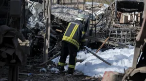 HARKIV, UKRAJINA - 24. OKTOBAR: Vatrogasci, tehniДЌari za eksplozivna sredstva (u vojnim uniformama) i policajci rade na lokacijama civilnog industrijskog preduzeД‡a i auto depoa nakon ЕЎto su ruske snage napale Harkiv, Ukrajina, 24. oktobra 2025. ДЊetiri bombe pogodile su teritoriju civilnog industrijskog preduzeД‡a, a jedna auto depo. Deset osoba je povrijeД'eno u prostorijama auto depoa. (Serhii Masin - Anadolu Agency)/