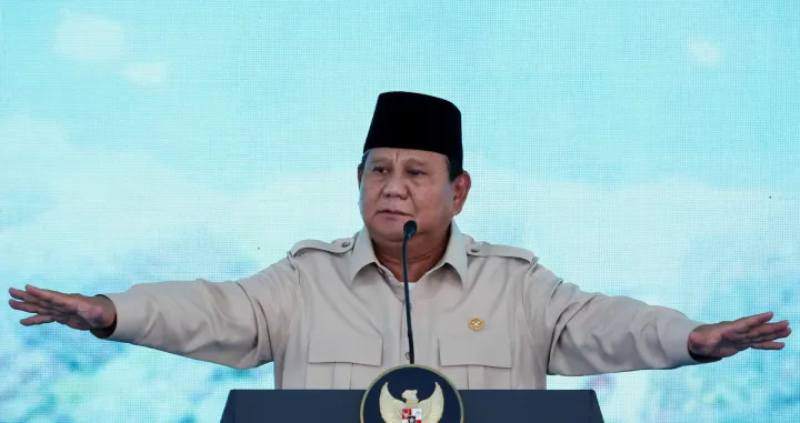 FILE PHOTO: Indonesian President Prabowo Subianto gestures as he delivers a speech during a narcotics destruction ceremony, in Jakarta, Indonesia, October 29, 2025. REUTERS/Willy Kurniawan/File Photo/Willy Kurniawan