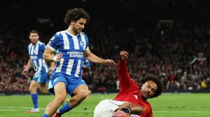 Soccer Football - Premier League - Manchester United v Brighton & Hove Albion - Old Trafford, Manchester, Britain - October 25, 2025 Manchester United's Joshua Zirkzee in action with Brighton & Hove Albion's Ferdi Kadioglu REUTERS/Phil Noble EDITORIAL USE ONLY. NO USE WITH UNAUTHORIZED AUDIO, VIDEO, DATA, FIXTURE LISTS, CLUB/LEAGUE LOGOS OR 'LIVE' SERVICES. ONLINE IN-MATCH USE LIMITED TO 120 IMAGES, NO VIDEO EMULATION. NO USE IN BETTING, GAMES OR SINGLE CLUB/LEAGUE/PLAYER PUBLICATIONS. PLEASE CONTACT YOUR ACCOUNT REPRESENTATIVE FOR FURTHER DETAILS../Foto: Phil Noble