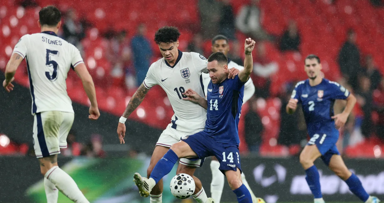 Soccer Football - World Cup - UEFA Qualifiers - Group K - England v Serbia - Wembley Stadium, London, Britain - November 13, 2025 England's Nico O'Reilly in action with Serbia's Andrija Zivkovic Action Images via Reuters/Andrew Boyers/Foto: Andrew Boyers