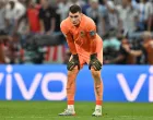 epa10364365 Goalkeeper Dominik Livakovic of Croatia reacts during the FIFA World Cup 2022 semi final between Argentina and Croatia at Lusail Stadium in Lusail, Qatar, 13 December 2022. EPA/Noushad Thekkayil/Foto: Noushad Thekkayil