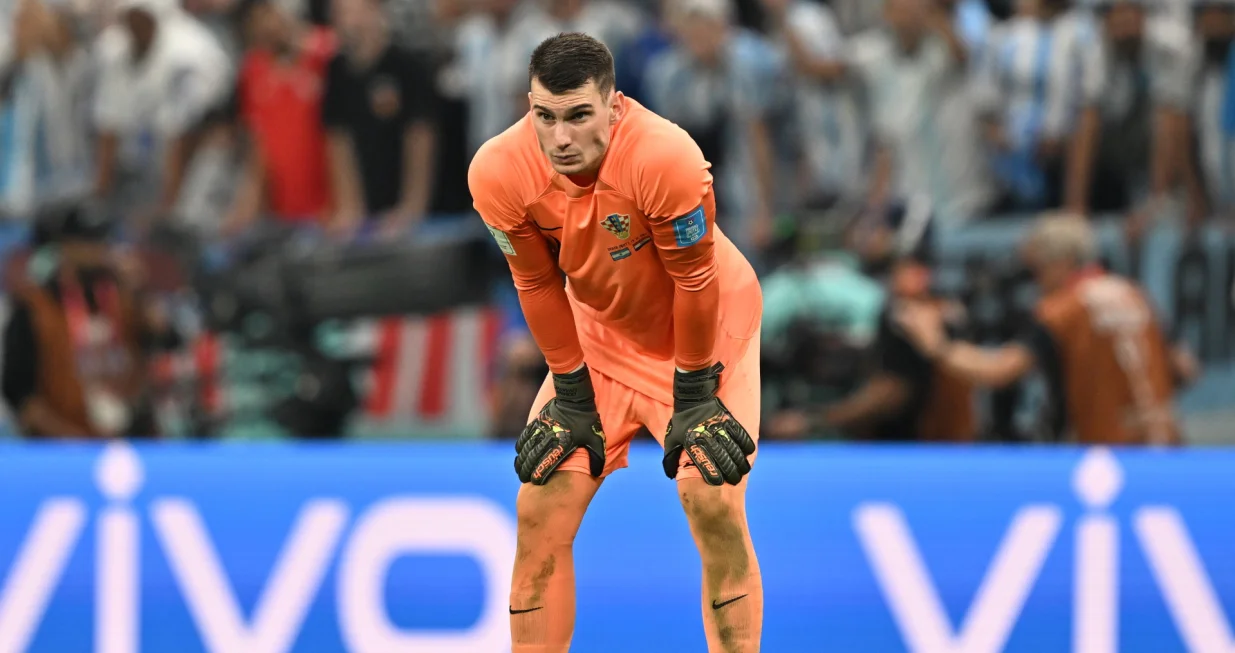 epa10364365 Goalkeeper Dominik Livakovic of Croatia reacts during the FIFA World Cup 2022 semi final between Argentina and Croatia at Lusail Stadium in Lusail, Qatar, 13 December 2022. EPA/Noushad Thekkayil/Foto: Noushad Thekkayil