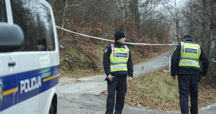 Senj, Hrvatska - 14. novembar 2025:Na mjestu pada turskog aviona kod Senja u Hrvatskoj nadleЕѕne sluЕѕbe nastavljaju uviД'aj i istragu, a podruДЌje osiguravaju pripadnici policije. Ministarstvo poljoprivrede i ЕЎumarstva Turske potvrdilo je u ДЌetvrtak da je pilot Hasan Bahar poginuo u padu vatrogasnog aviona Generalne direkcije ЕЎumarstva (OGM) kod Senja u Hrvatskoj. U saopД‡enju se navodi da je avion proizvela ameriДЌka firma Air Tractor 2023. godine i da je amfibijski avion za gaЕЎenje poЕѕara s jednim pilotom. (SamД±r JordamovД±c - Anadolu Agency)/