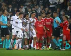 Soccer Football - Primeira Liga - Vitoria Guimaraes v Benfica - Estadio D. Afonso Henriques, Guimaraes, Portugal - November 1, 2025 Benfica's Gianluca Prestianni remonstrates with an assistant referee as teammates, Vitoria Guimaraes players, and referee Joao Pinheiro look on REUTERS/Rita Franca/Foto: Rita Franca