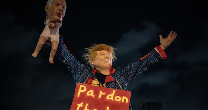 TEL AVIV, IZRAEL - 15. NOVEMBAR: Hiljade Izraelaca okupile su se u subotu naveДЌer na Trgu Habima u Tel Avivu, zahtijevajuД‡i zvaniДЌnu i nezavisnu istragu o dogaД'ajima od 7. oktobra 2023. godine.Demonstranti su kritikovali premijera Benjamina Netanyahua i izraelsku vladu zbog odbijanja formiranja nezavisne komisije koja bi utvrdila odgovornost i okolnosti napada.Okupljeni su poruДЌili da je transparentna istraga neophodna za obnovu povjerenja javnosti i odgovorno voД'enje drЕѕave. (Mostafa Alkharouf - Anadolu Agency)/