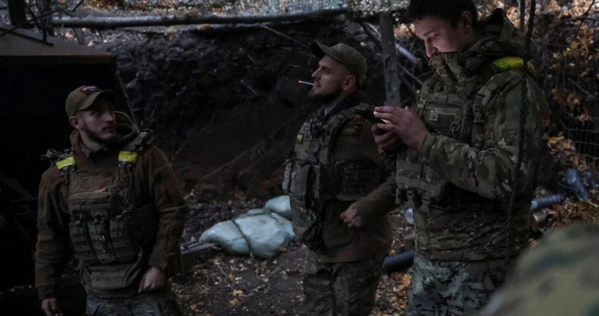 Artillerymen of the 15th 'Kara-Dag' Brigade of the Operational Assignment of the National Guard of Ukraine stand at a position, amid Russia's attack on Ukraine, near the frontline town of Kupiansk in Kharkiv region, Ukraine October 17, 2025. REUTERS/Anatolii Stepanov/Anatolii Stepanov