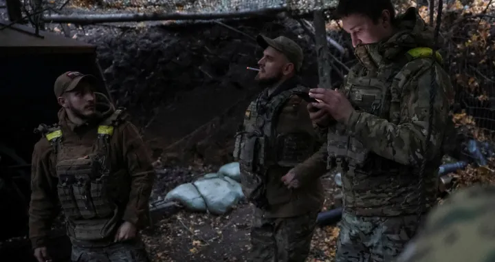 Artillerymen of the 15th 'Kara-Dag' Brigade of the Operational Assignment of the National Guard of Ukraine stand at a position, amid Russia's attack on Ukraine, near the frontline town of Kupiansk in Kharkiv region, Ukraine October 17, 2025. REUTERS/Anatolii Stepanov/Anatolii Stepanov