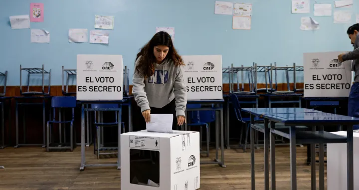 A woman votes in a referendum to decide whether to allow the return of foreign military bases, which Ecuador's President Daniel Noboa says are central to fighting organized crime, and whether they back convening an assembly to rewrite the constitution, at a pooling statioin in Quito, Ecuador November 16, 2025. REUTERS/Karen Toro/Karen Toro