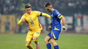 Soccer Football - FIFA World Cup - UEFA Qualifiers - Group H - Bosnia and Herzegovina v Romania - Stadion Bilino Polje, Zenica, Bosnia and Herzegovina - November 15, 2025 Bosnia and Herzegovina's Amar Memic in action with Romania's Ianis Hagi REUTERS/Amel Emric/Foto: Amel Emric