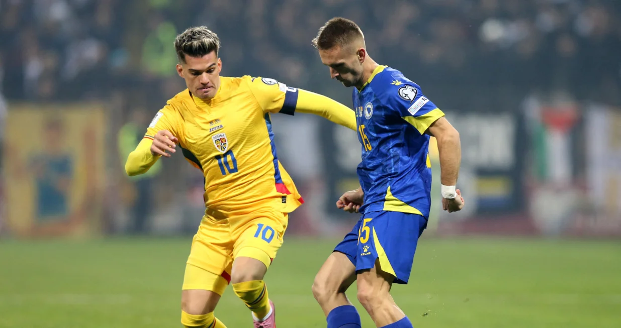 Soccer Football - FIFA World Cup - UEFA Qualifiers - Group H - Bosnia and Herzegovina v Romania - Stadion Bilino Polje, Zenica, Bosnia and Herzegovina - November 15, 2025 Bosnia and Herzegovina's Amar Memic in action with Romania's Ianis Hagi REUTERS/Amel Emric/Foto: Amel Emric