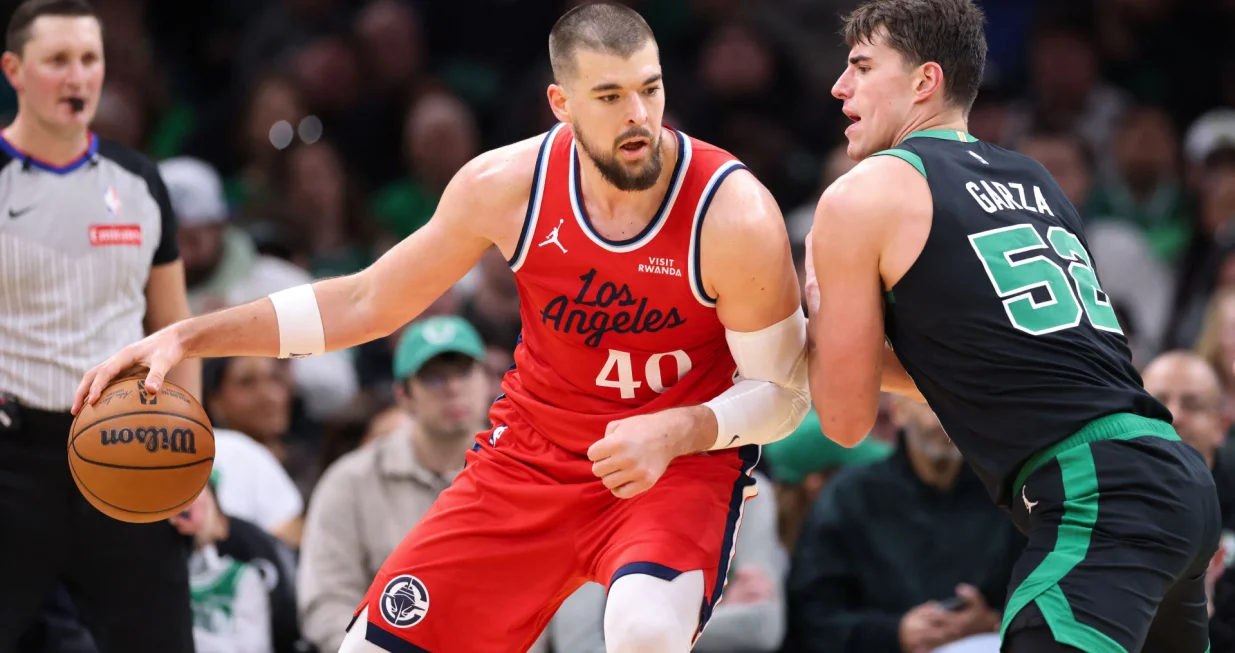 Nov 16, 2025; Boston, Massachusetts, USA; Boston Celtics forward Luka Garza (52) defends Los Angeles Clippers center Ivica Zubac (40) during the first half at TD Garden. Mandatory Credit: Paul Rutherford-Imagn Images/Foto: Paul Rutherford
