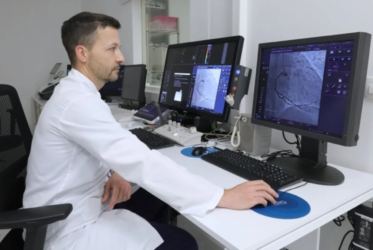 Dr. Nedim Memisević, specijalista interne medicine, subspecijalista kardiologije i internističke intenzivne medicine, te voditelj Odjeljenja kardiologije i interventne kardiologije u ASA Bolnici 2025./Foto: Asa Bolnica