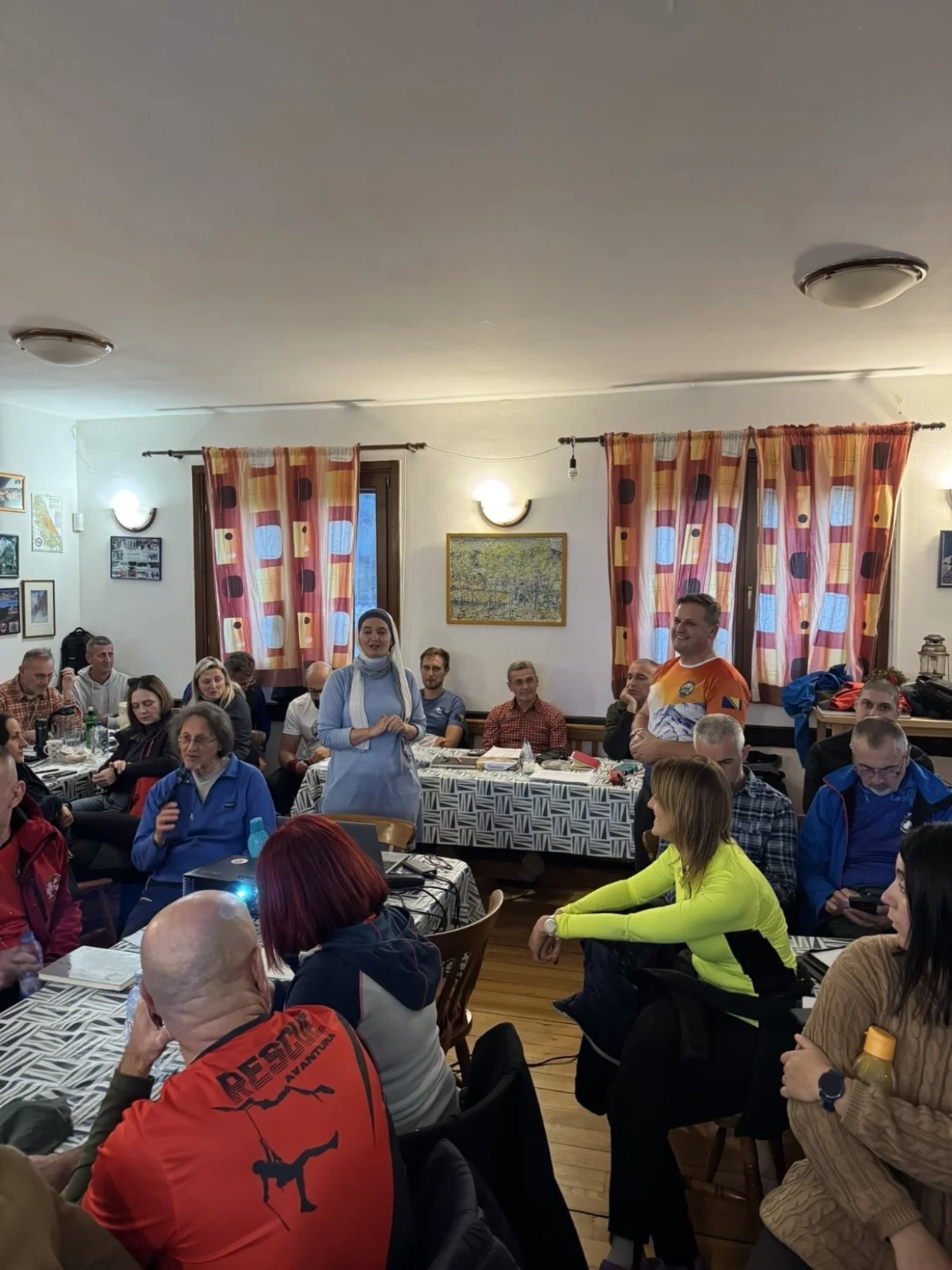 Črveni krug i bijela tačka - prepoznatljiva oznaka/Čitatelj/