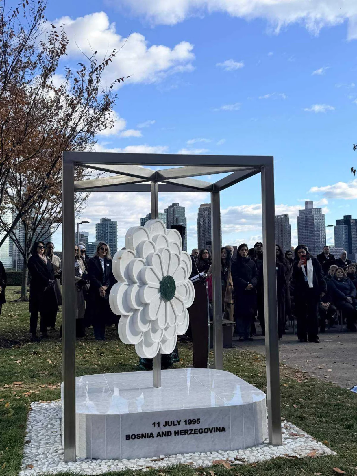 Predsjedavajući Predsjedništva Bosne i Hercegovine Željko Komšić prisustvovao je otkrivanju spomenika "Cvijet Srebrenice" u vrtu Ujedinjenih nacija u New Yorku/