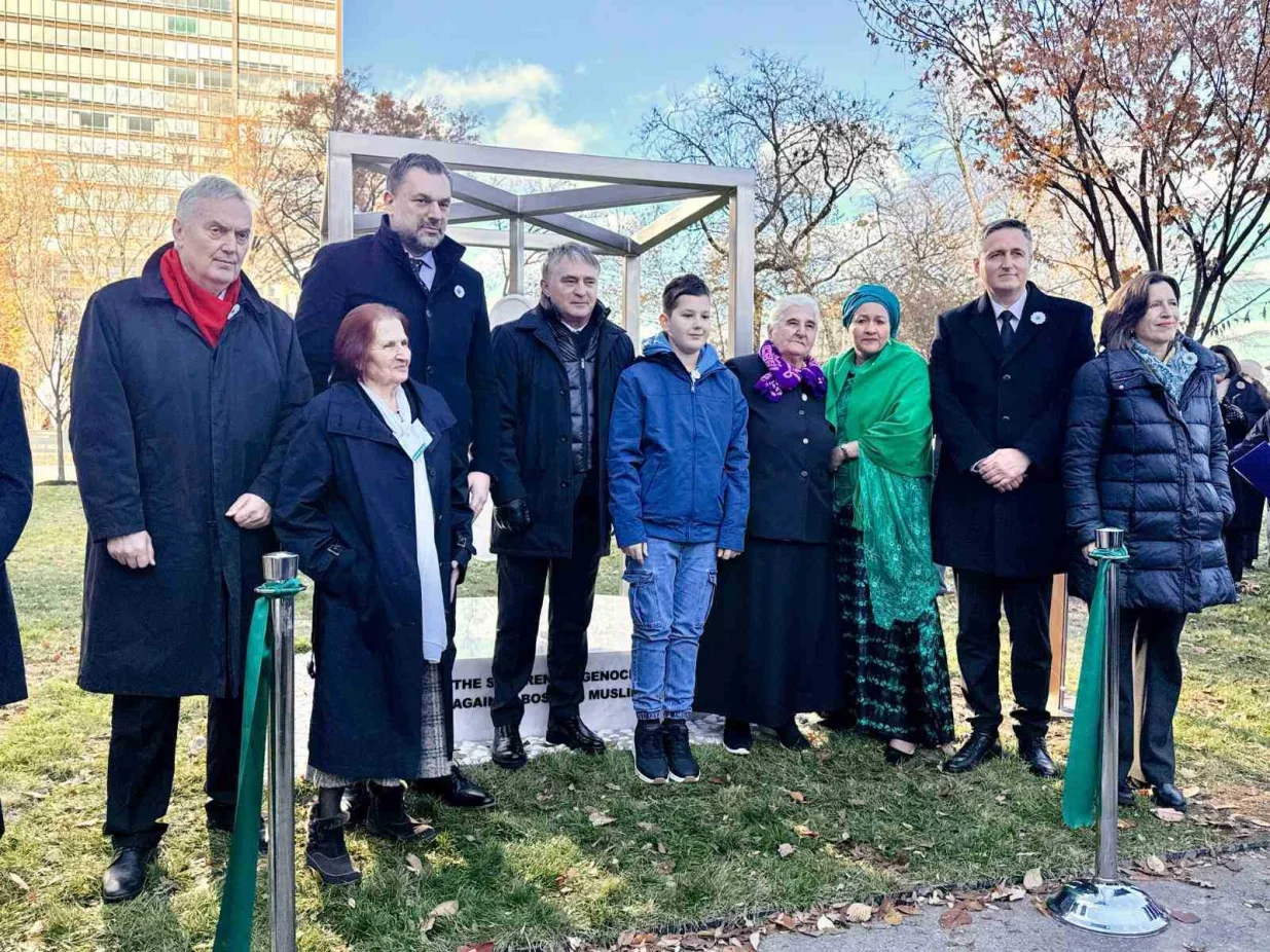 Predsjedavajući Predsjedništva Bosne i Hercegovine Željko Komšić prisustvovao je otkrivanju spomenika "Cvijet Srebrenice" u vrtu Ujedinjenih nacija u New Yorku/