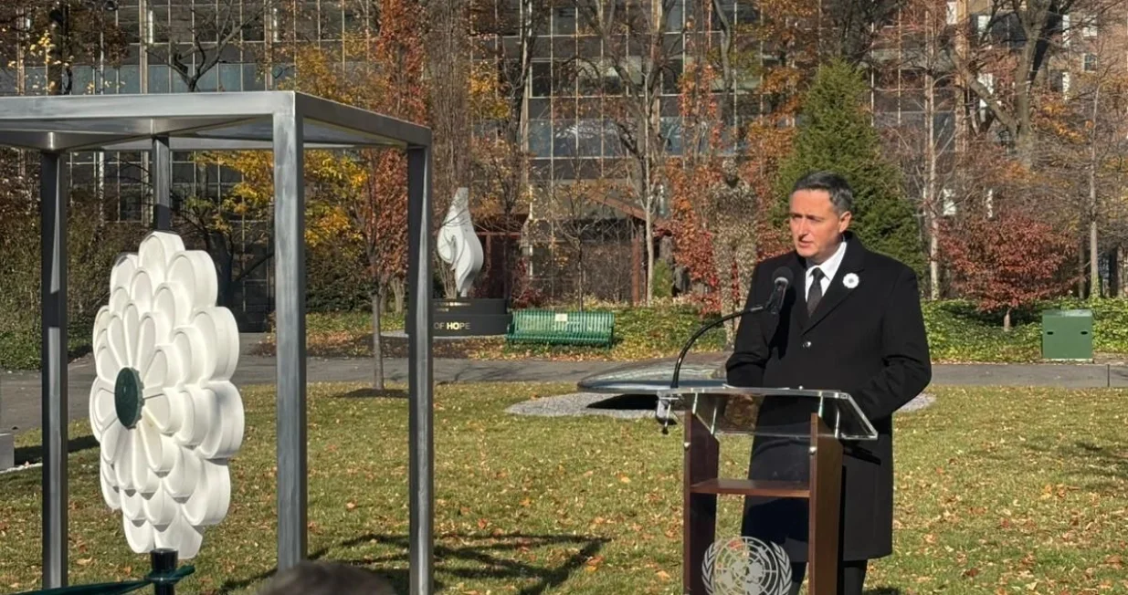 NEW YORK, 17. novembra (FENA) – U parku Ujedinjenih nacija u New Yorku otkriveno je spomen-obilježje 'Cvijet Srebrenice', spomenik žrtvama genocida nad Bošnjacima počinjenog u ljeto 1995. godine u Srebrenici./