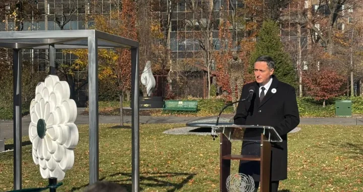NEW YORK, 17. novembra (FENA) – U parku Ujedinjenih nacija u New Yorku otkriveno je spomen-obilježje 'Cvijet Srebrenice', spomenik žrtvama genocida nad Bošnjacima počinjenog u ljeto 1995. godine u Srebrenici./