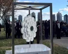 Predsjedavajući Predsjedništva Bosne i Hercegovine Željko Komšić prisustvovao je otkrivanju spomenika "Cvijet Srebrenice" u vrtu Ujedinjenih nacija u New Yorku/