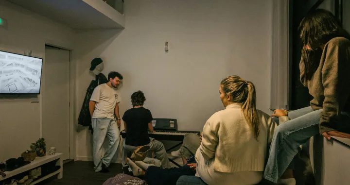 druženje, prijatelji, domaćini, kuća, mladi, zabava/Alexandre Martins