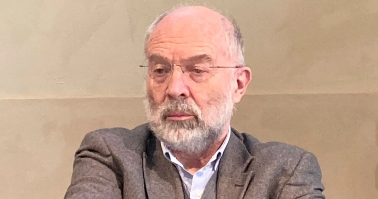 STEFANO BIANCHINI umirovljeni je profesor istočnoevropske politike i povijesti naSveučilištu u Bologni./