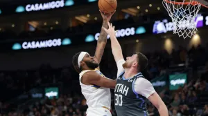 Nov 11, 2025; Salt Lake City, Utah, USA; Indiana Pacers forward Isaiah Jackson (22) shoots the ball over Utah Jazz center Jusuf Nurkic (30) during the second half at Delta Center. Mandatory Credit: Chris Nicoll-Imagn Images/Foto: Chris Nicoll