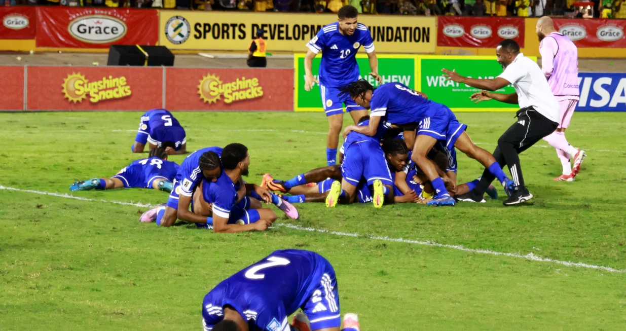 Soccer Football - FIFA World Cup - CONCACAF Qualifiers - Group B - Jamaica v Curacao - National Stadium Independence Park, Kingston, Jamaica - November 18, 2025 Curacao players celebrate after they qualify for the World Cup REUTERS/Gilbert Bellamy/Foto: Gilbert Bellamy