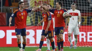 Soccer Football - FIFA World Cup - UEFA Qualifiers - Group E - Spain v Turkey - Estadio La Cartuja de Sevilla, Seville, Spain - November 18, 2025 Spain's Mikel Oyarzabal celebrates scoring their second goal with Fabian Ruiz REUTERS/Marcelo Del Pozo/Foto: Marcelo Del Pozo