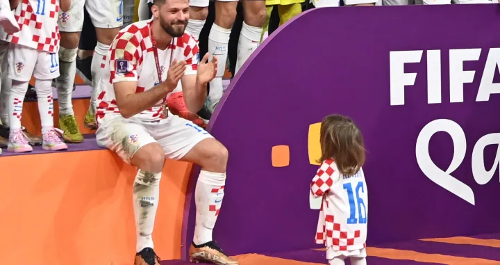 epa10370541 Bruno Petkovic of Croatia celebrates with his child after the FIFA World Cup 2022 third place soccer match between Croatia and Morocco at Khalifa International Stadium in Doha, Qatar, 17 December 2022. EPA/Georgi Licovski/Foto: Georgi Licovski