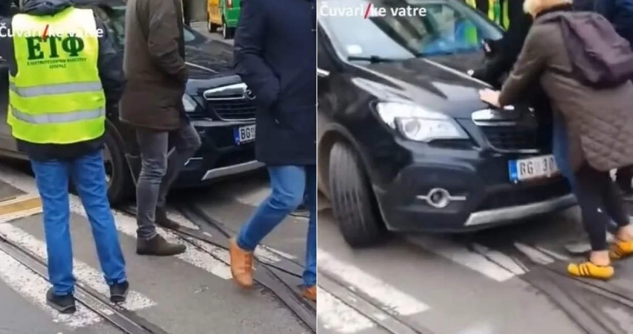 "Nestrpljivi" vozač je pokušao proći kroz okupljenu masu/Screenshot/