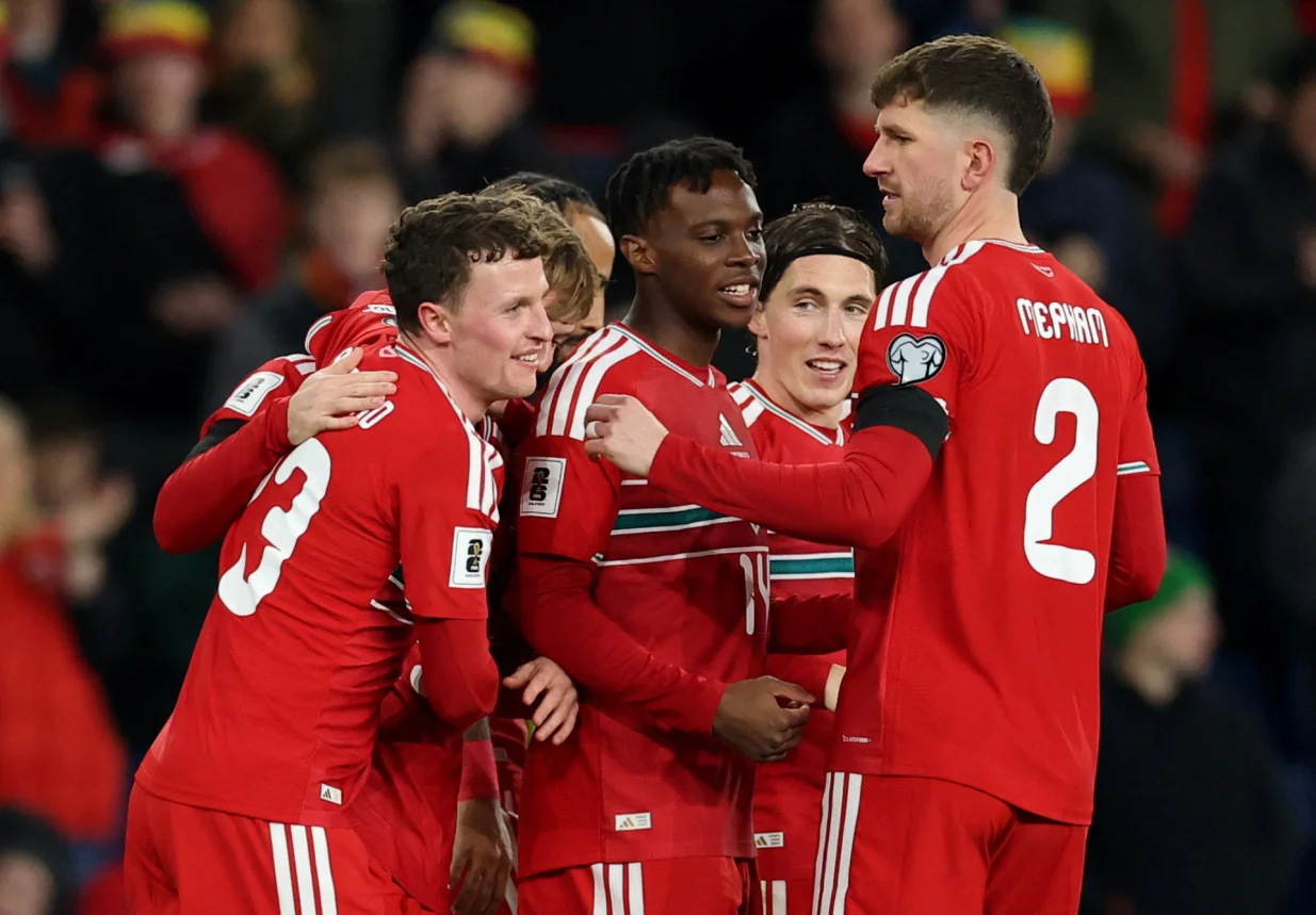 Soccer Football - FIFA World Cup - UEFA Qualifiers - Group J - Wales v North Macedonia - Cardiff City Stadium, Cardiff, Wales, Britain - November 18, 2025 Wales' Nathan Broadhead celebrates scoring their seventh goal with teammates Action Images via Reuters/Andrew Boyers/Foto: Andrew Boyers