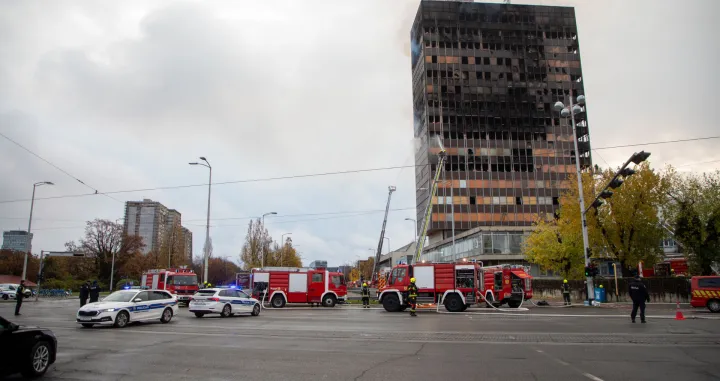 Zagreb, Hrvatska - 18. studenoga 2025:Vatrogasci završavaju gašenje požara na zgradi Vjesnika u Zagrebu, glavnom gradu Hrvatske, koja je cijelu noć gorjela (Stipe Majic - Anadolu Agency)/