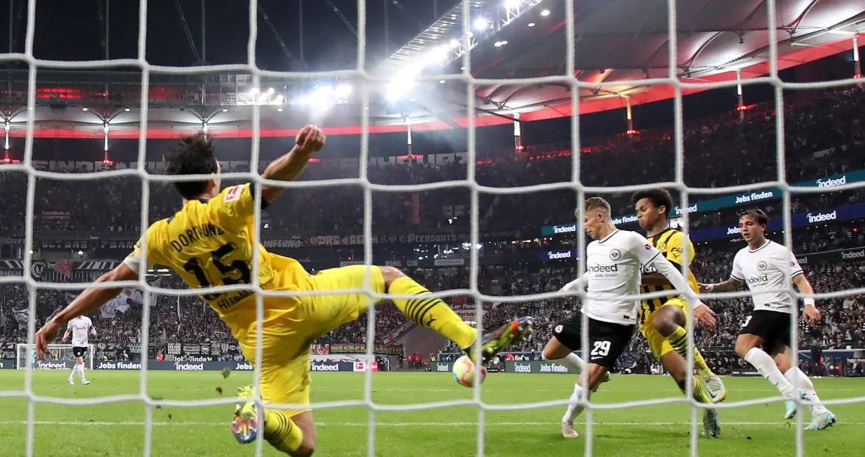 epa10274382 Frankfurt's Jesper Lindstrom (2-L) in action against Dortmund's Karim Adeyemi (2-R) during the German Bundesliga soccer match between Eintracht Frankfurt and Borussia Dortmund in Frankfurt, Germany, 29 October 2022. EPA/FRIEDEMANN VOGEL CONDITIONS - ATTENTION: The DFL regulations prohibit any use of photographs as image sequences and/or quasi-video./Foto: Friedemann Vogel